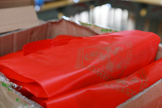 給學生準備的小禮物（文具盒、筆、糖果）