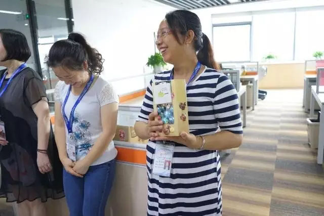 女神媽媽收到禮物后喜悅之情溢于言表，是不是很迷人呢？